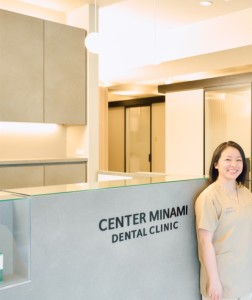 受付と院長先生｜3/1(土）3/2(日） 内覧会開催のご案内｜センター南デンタルクリニック