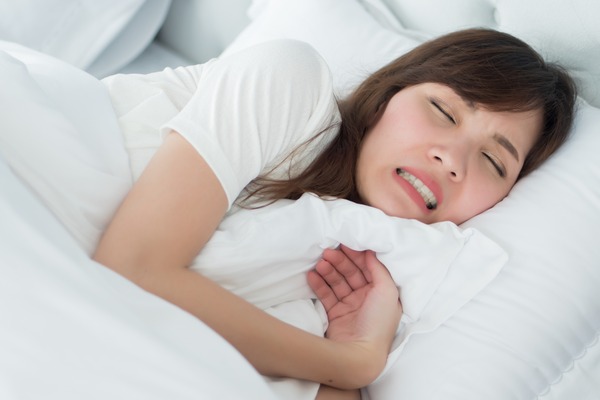 歯ぎしりをしている女性|歯の破折を招く4つの原因とは?歯ぎしり・食いしばりとの関係と対策を解説|センター南の歯医者「センター南デンタルクリニック」
