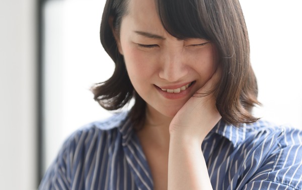 歯が痛い女性｜歯の破折を招く4つの原因とは？歯ぎしり・食いしばりとの関係と対策を解説｜センター南の歯医者「センター南デンタルクリニック」